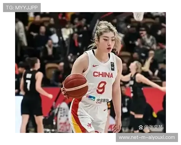 球员因进球后从短裤里掏出遥控器关掉球场灯光,摸黑庆祝
